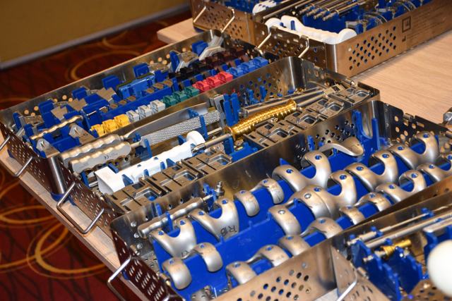 Colour-coded instrument set